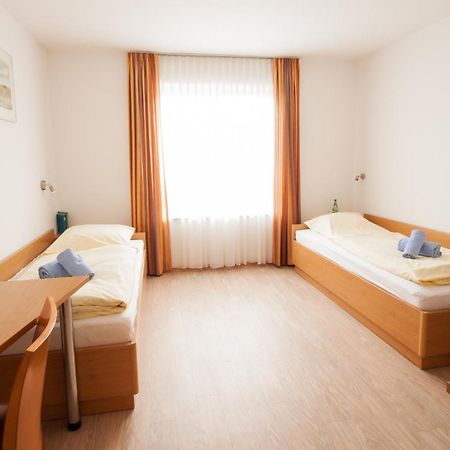 Gastehaus Olympia Reitanlage Munchen-Riem Bed & Breakfast Exterior foto